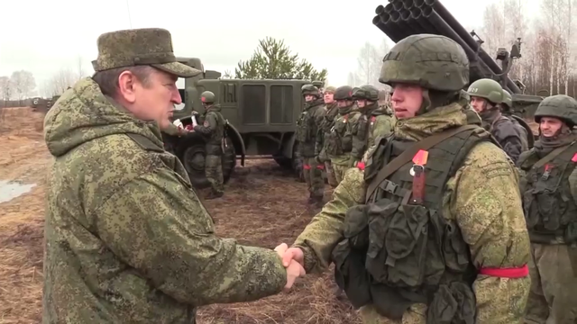 Coronel General Alexander Lupin entrega medallas a soldados participantes en la invasión a Ucrania, Abril/2022. Imagen bajo Licencia CCA 4.0. Atribución: Mil.ru. Ministerio de Defensa de la Federación de Rusia.